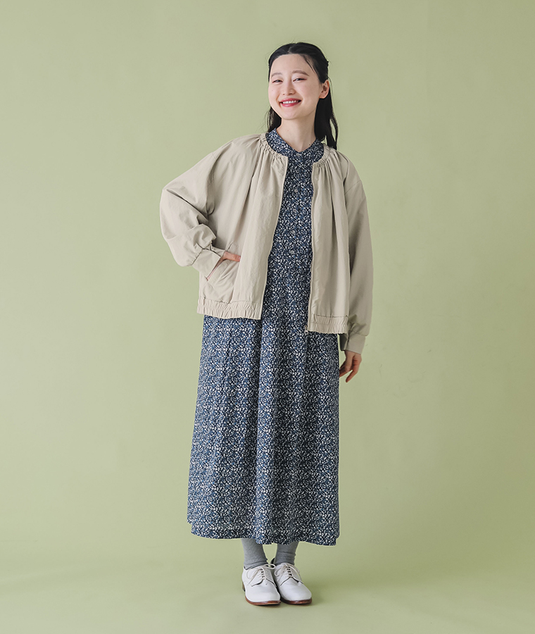 撥水ナイロンギャザーネックブルゾンを着用したモデルの正面全身カット