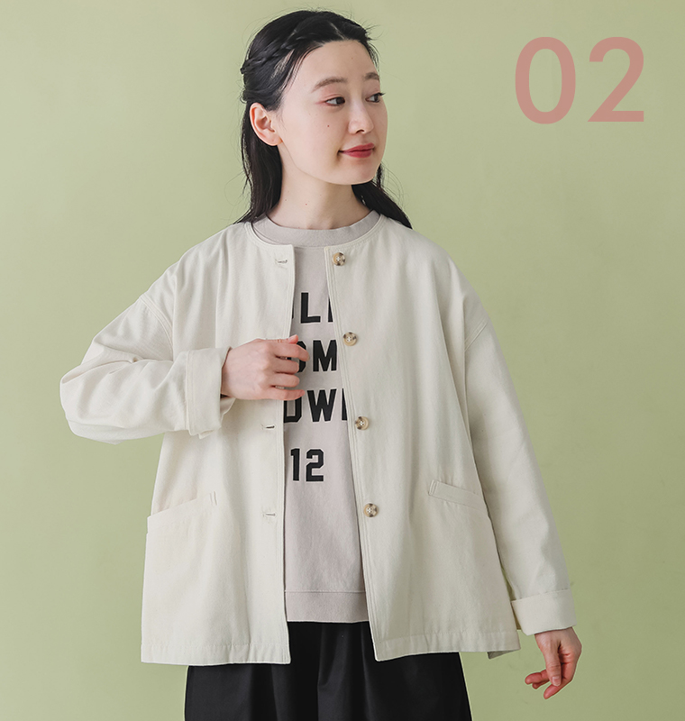 LILASICのスラブツイルノーカラーコートを着用したモデルの正面上半身カット