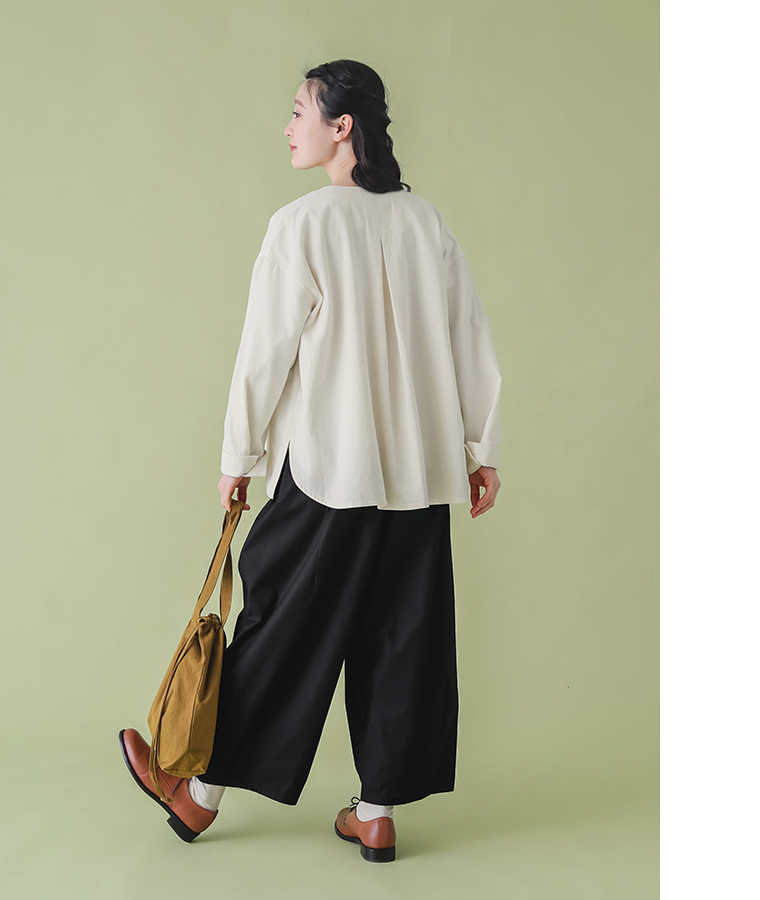 スラブツイルノーカラーコートを着用したモデルの後ろ姿全身カット