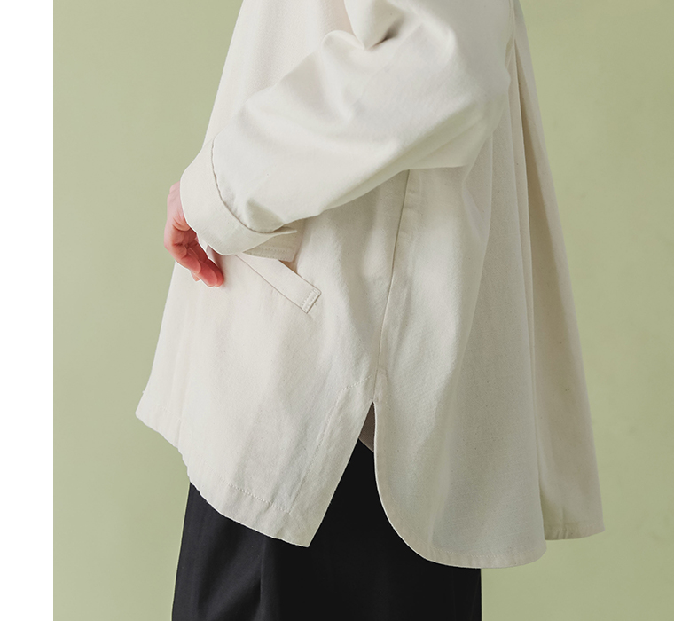 スラブツイルノーカラーコートのサイドポケットと裾スリットのディテール