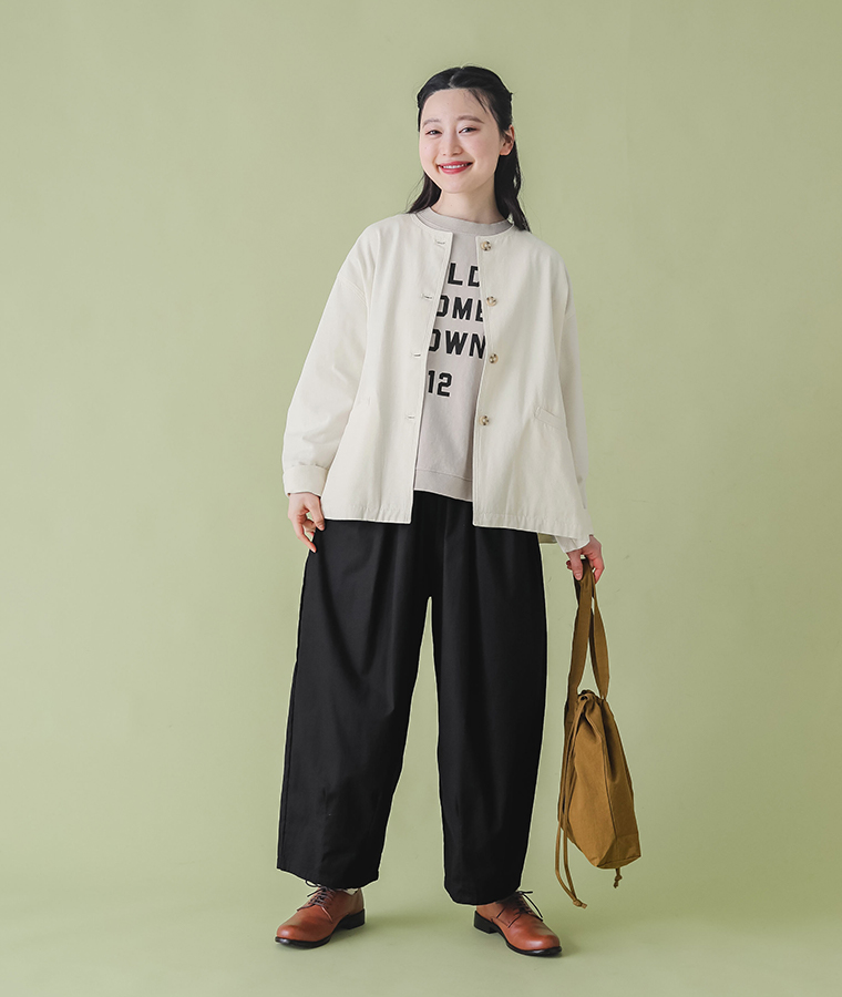 スラブツイルノーカラーコートを着用したモデルの正面全身カット