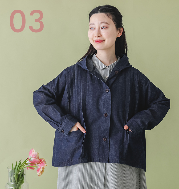 cloudnineのコットンインディゴデニムフード付きピンタックジャケットを着たモデルの上半身正面