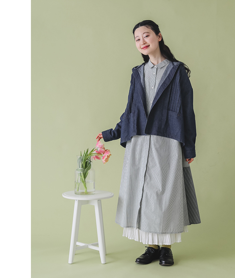 コットンインディゴデニムフード付きピンタックジャケットを着たモデルの全身コーディネート