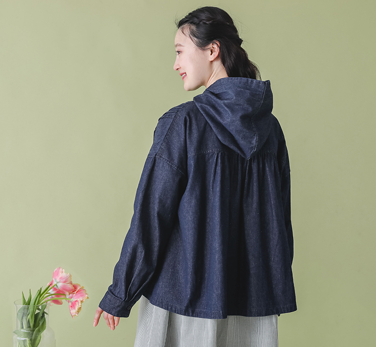 コットンインディゴデニムフード付きピンタックジャケットを着たモデルの背面