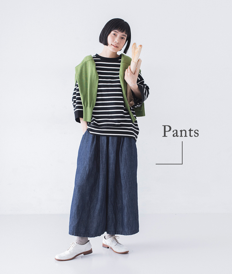 インディゴデニムのガウチョパンツを主役にした春のナチュラルコーディネート
