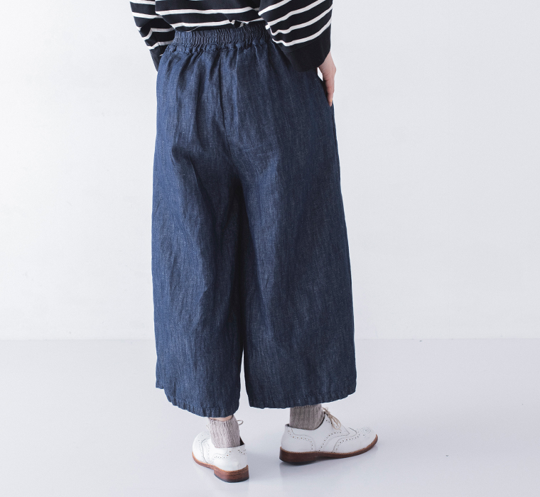 ゆったりとしたワイドシルエットのインディゴデニムパンツ バックスタイル