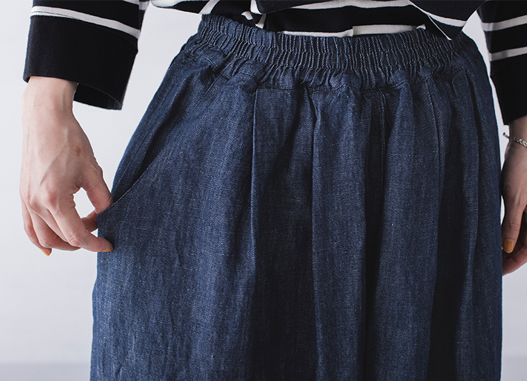 ギャザーウエストとタックデザインが特徴のデニムワイドパンツ