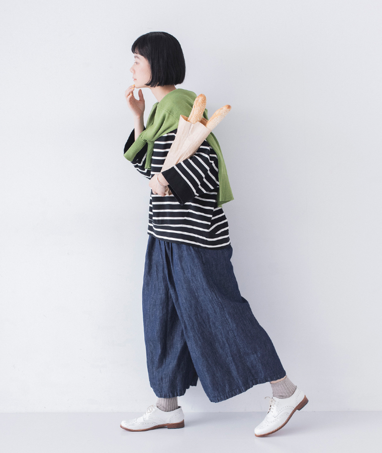 軽やかに揺れるワイドシルエットのインディゴデニムガウチョパンツ サイドスタイル