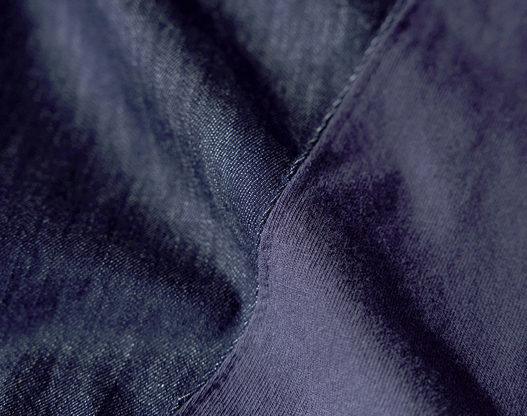 風合い豊かなインディゴデニム素材のプルオーバー 生地アップ