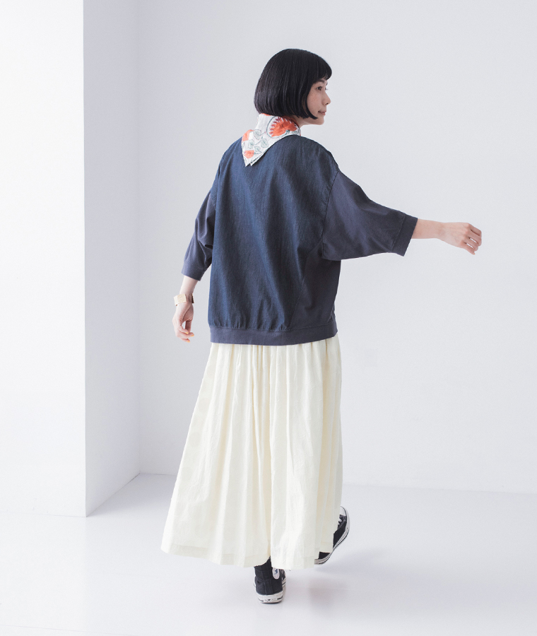 ゆったりとしたワイドシルエットのインディゴデニムプルオーバー バックスタイル