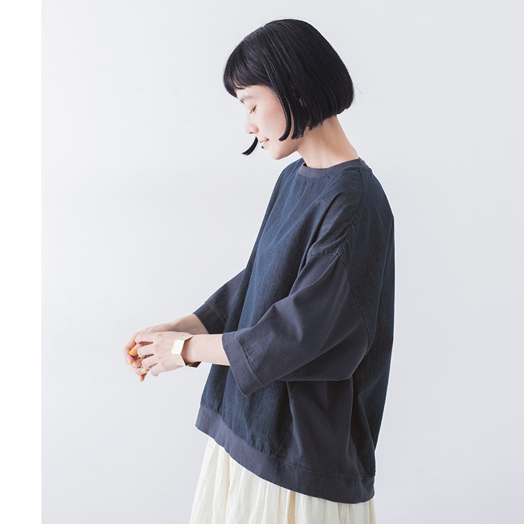 ドロップショルダーが特徴のインディゴデニムプルオーバー サイドデザイン