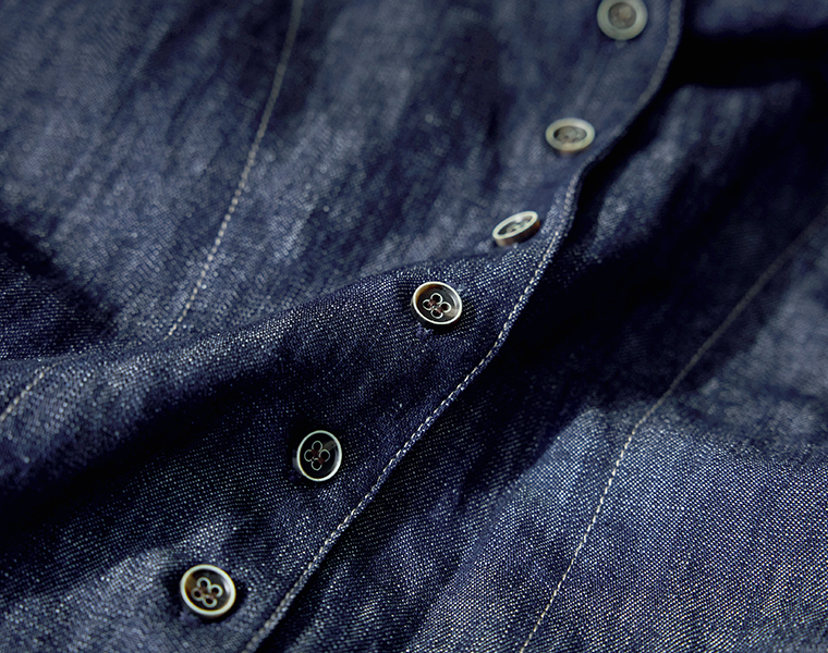 風合い豊かなインディゴデニム素材とフロントボタンデザインのジャケット 生地アップ