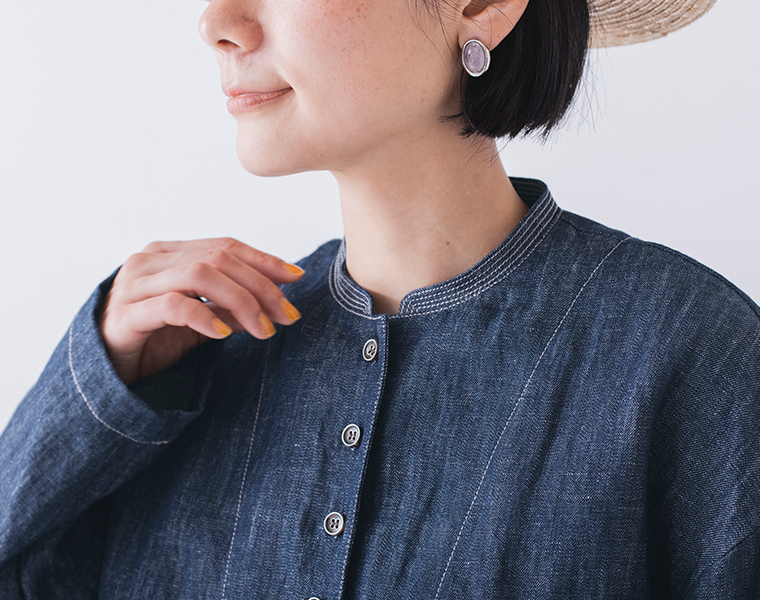バンドカラー風デザインが特徴のインディゴデニムジャケット 襟元ディテール
