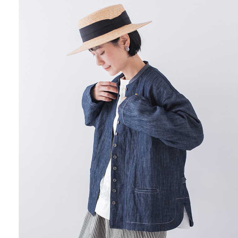 軽やかに羽織れるインディゴデニムジャケット 横姿