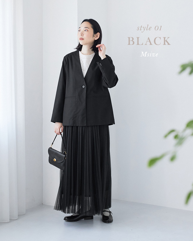 ブラックのジャケットとプリーツスカートを合わせたスタイリング（レーストップス・ハンドバッグ付き）