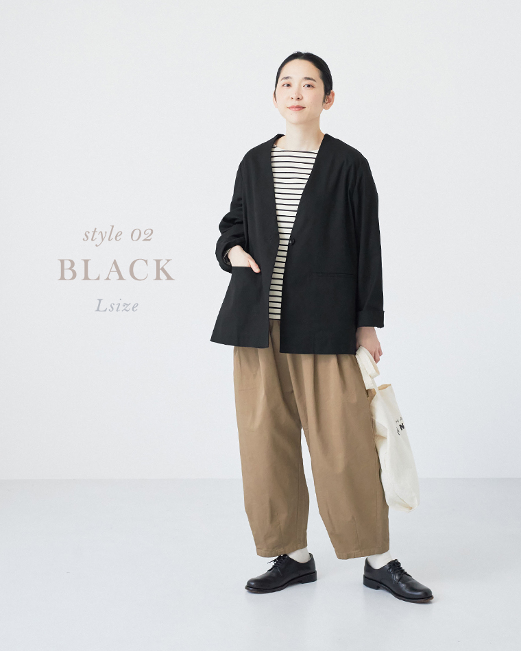 ブラックのジャケットとボーダートップスを合わせたカジュアルスタイリング（タックパンツ・トートバッグ付き）