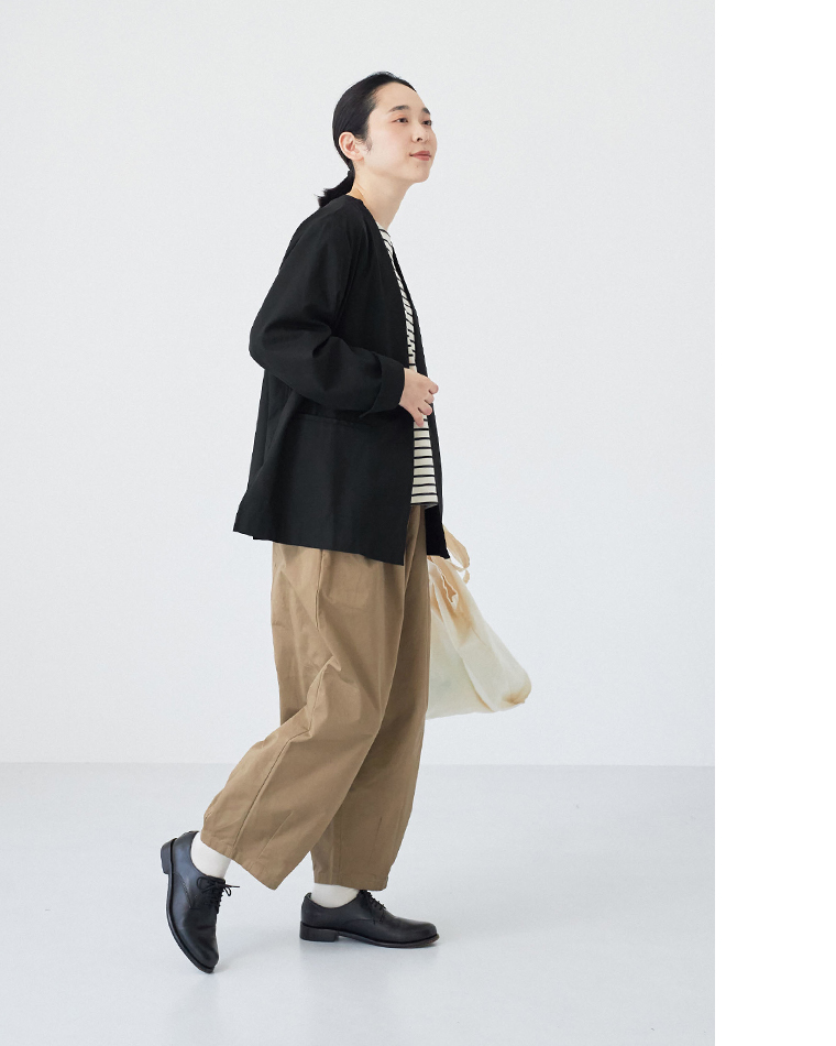 ブラックのジャケットとボーダートップスを合わせたカジュアルコーディネート