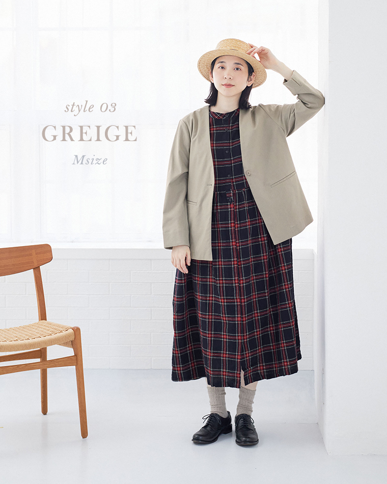 グレージュのジャケットとチェック柄ワンピースを合わせたスタイリング（カンカン帽・黒のレースアップシューズ付き）