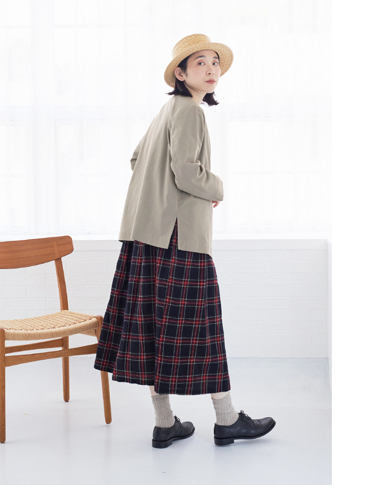 ベージュのジャケットとチェック柄ワンピースを合わせたスタイリング（カンカン帽・黒のレースアップシューズ付き）