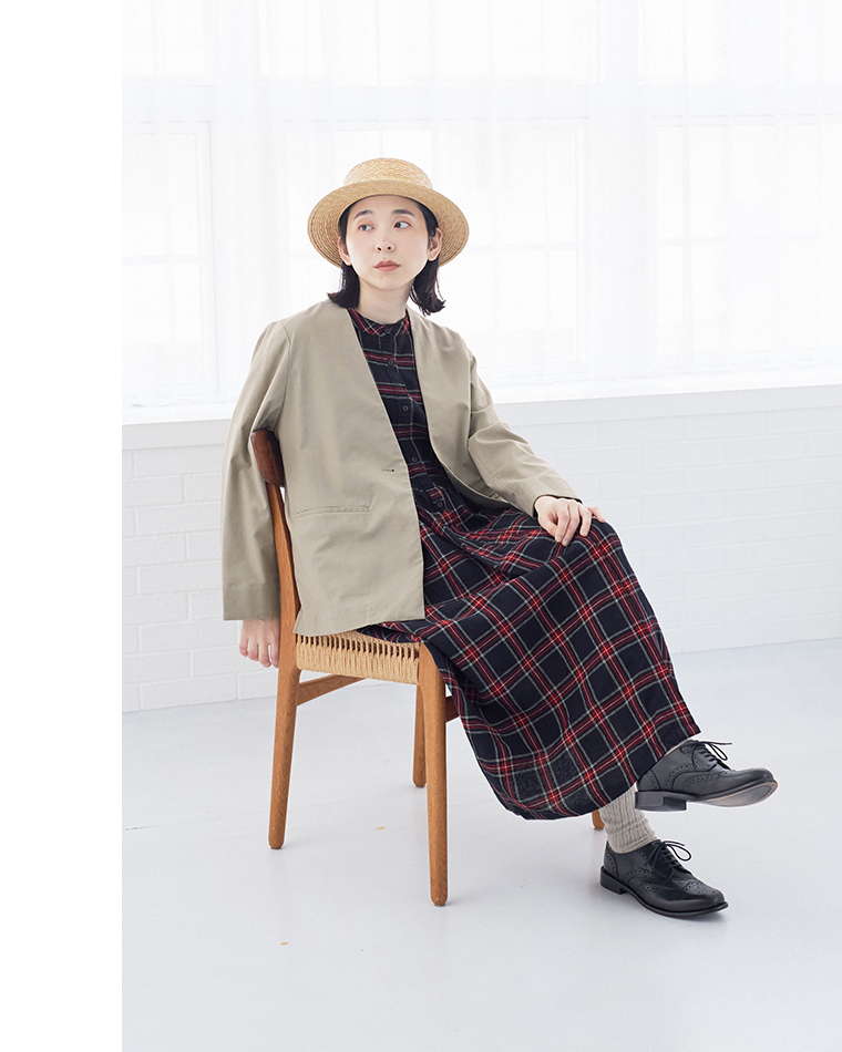 ベージュのジャケットとチェック柄ワンピースを合わせた着席スタイル（カンカン帽・黒のオックスフォードシューズ付き）
