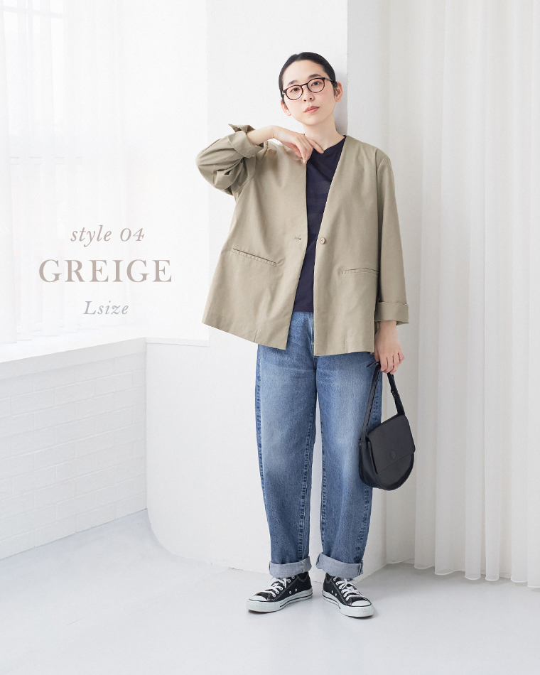 グレージュのジャケットとデニムを合わせたカジュアルスタイル（黒トップス・スニーカー・ショルダーバッグ付き）