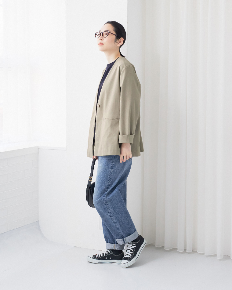グレージュのジャケットとデニムを合わせたカジュアルスタイル（黒トップス・スニーカー・ショルダーバッグ付き）
