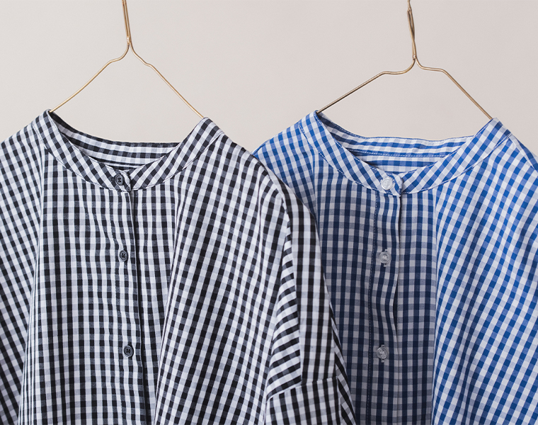 ギンガムチェックバンドカラーシャツ(ブラックとブルー)の掛け写真