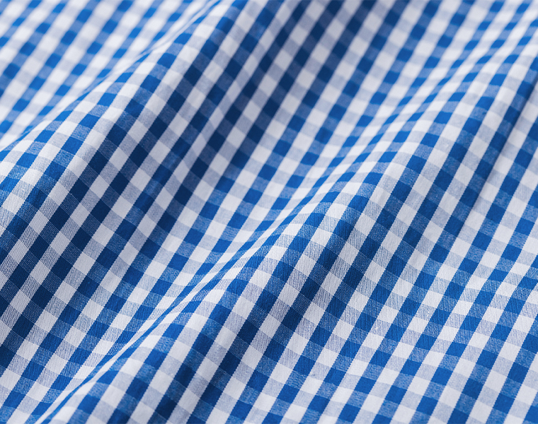 ギンガムチェックバンドカラーシャツ(ブルー)の生地アップ
