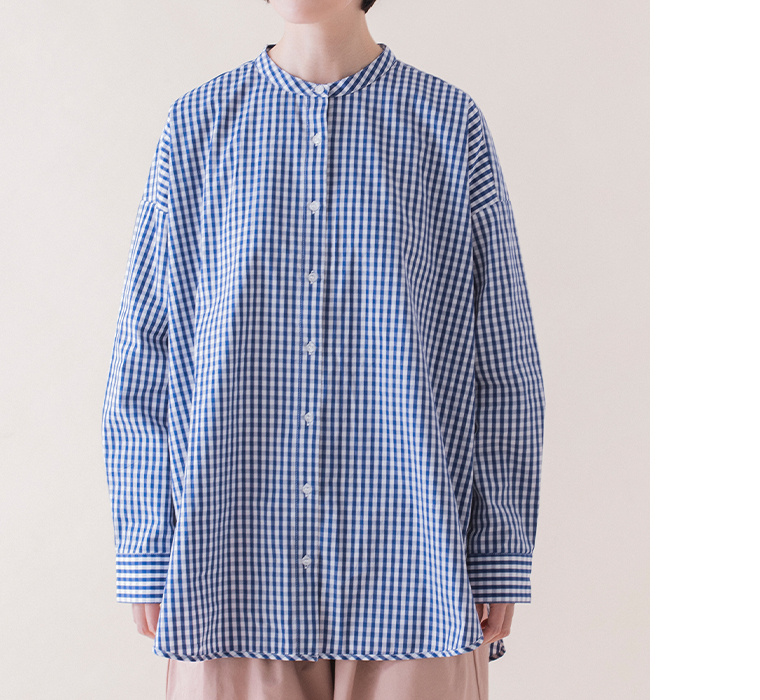 ギンガムチェックバンドカラーシャツ(ブルー)着用の上半身の正面カット