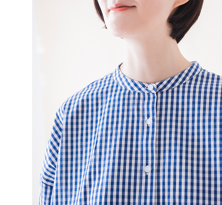 ギンガムチェックバンドカラーシャツ(ブルー)着用の襟元寄りのカット