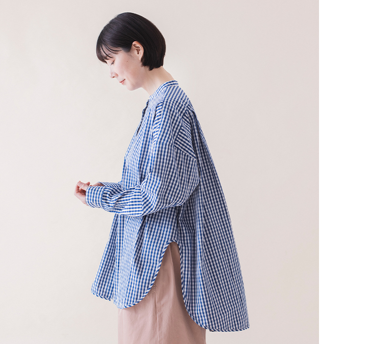 ギンガムチェックバンドカラーシャツ(ブルー)着用の上半身寄りのサイドシルエット