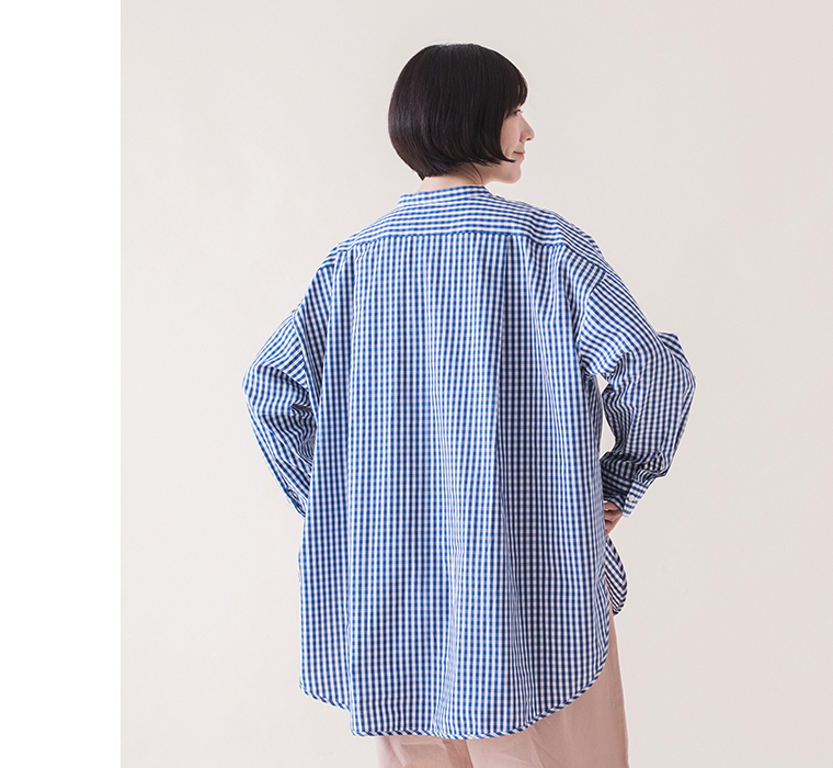 ギンガムチェックバンドカラーシャツ(ブルー)着用の上半身寄りのバックシルエット