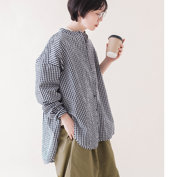 ギンガムチェックバンドカラーシャツ(ブラック)着用の上半寄り斜めでパンツのポケットに手を入れたカット