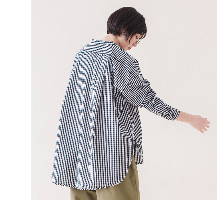 ギンガムチェックバンドカラーシャツ(ブラック)着用の上半寄り斜め後ろのカット