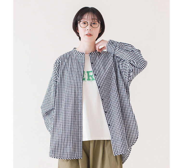 ギンガムチェックバンドカラーシャツ(ブラック)着用の上半寄り前のボタンを開けたカット