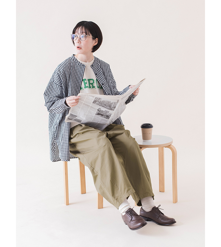 ギンガムチェックバンドカラーシャツ(ブラック)着用の椅子に座った全身カット