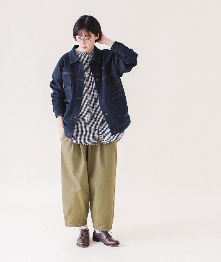 ギンガムチェックバンドカラーシャツ(ブラック)着用のGジャンを羽織ったアレンジコーディネート