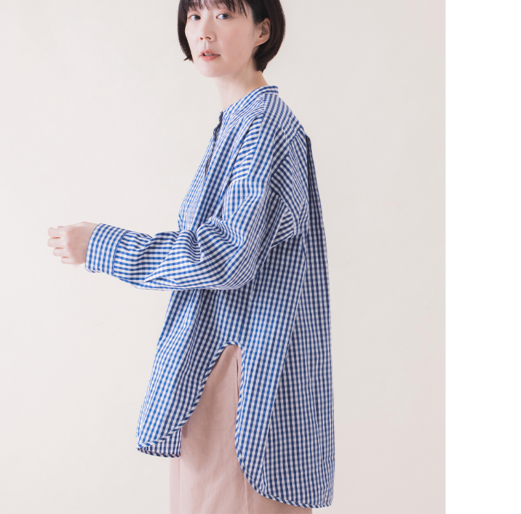 ギンガムチェックバンドカラーシャツ(ブルー)着用の上半寄り横向きカット
