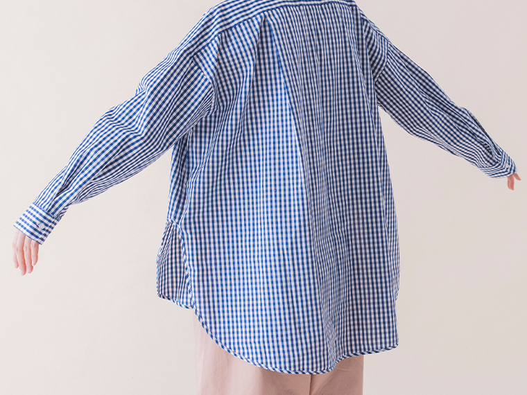 ギンガムチェックバンドカラーシャツ(ブルー)着用の上半身寄り後ろカット