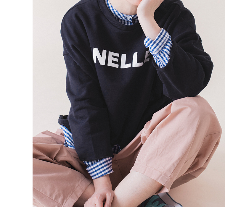 ギンガムチェックバンドカラーシャツ(ブルー)着用のトレーナーを合わせたアレンジコーディネート上半身寄り