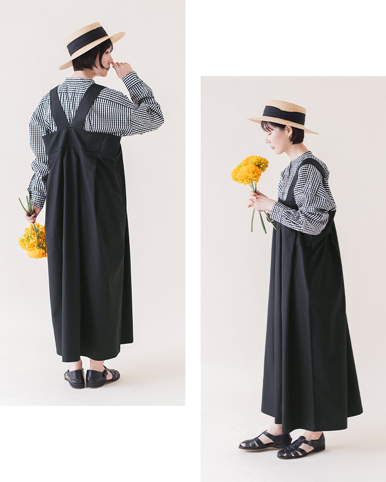 ギンガムチェックバンドカラーシャツ(ブラック)着用のジャンスカに合わせた全身後ろと横向きのカット