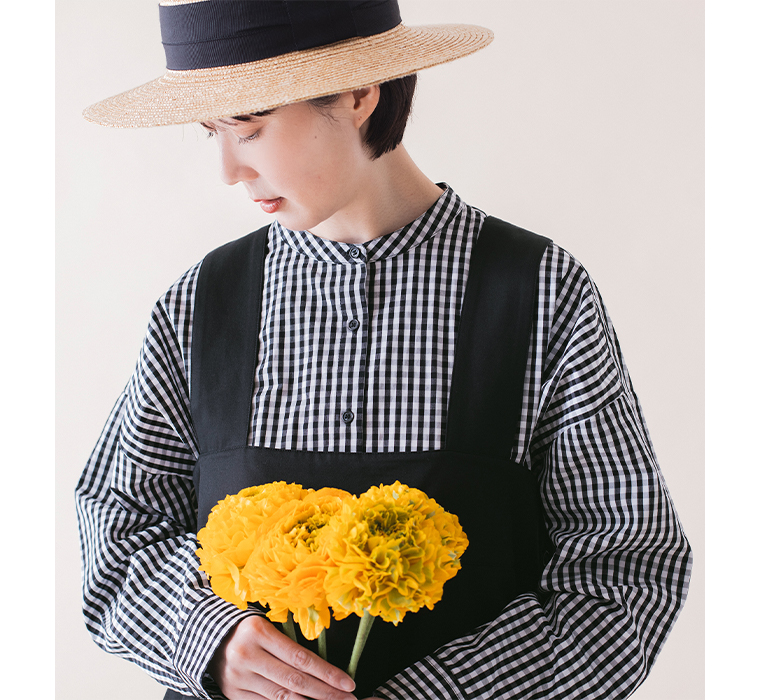 ギンガムチェックバンドカラーシャツ(ブラック)着用のジャンスカに合わせた上半身寄りカット