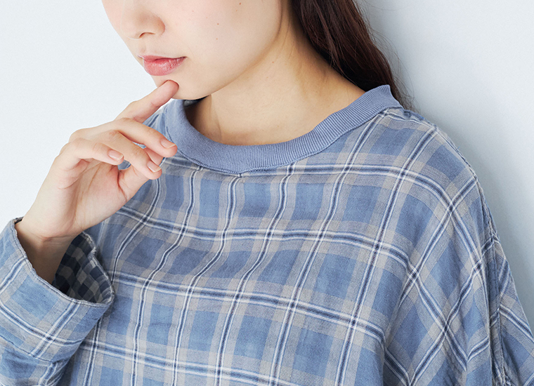 LUPILIEN by natulan ダブルガーゼのリバーシブルチェックプルオーバー ブルーチェックのネックラインディテール