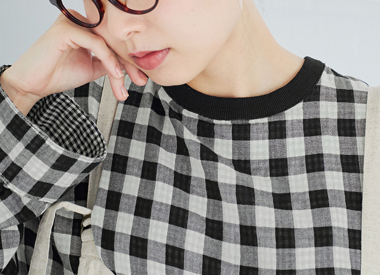 LUPILIEN by natulan ダブルガーゼのリバーシブルチェックプルオーバー ブラックチェックのネックラインディテール