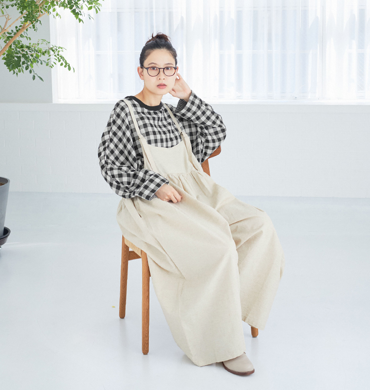 LUPILIEN by natulan ダブルガーゼのリバーシブルチェックプルオーバー ブラックチェックの座っているカット