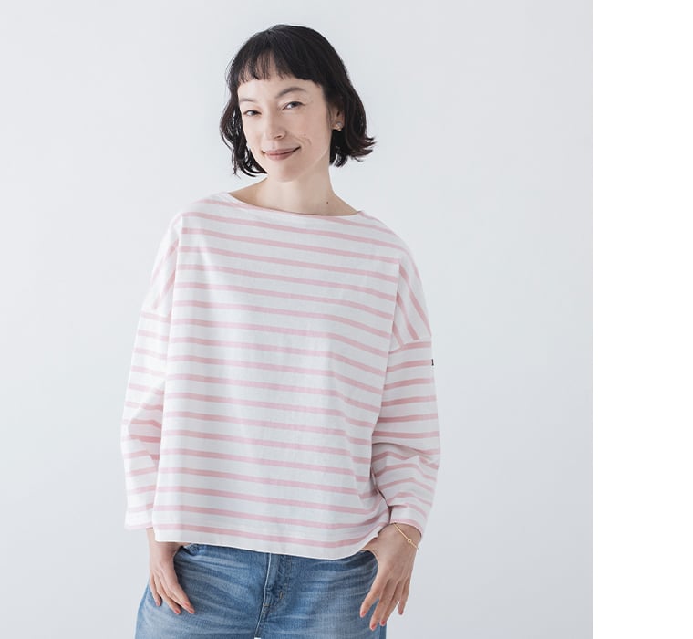 ボーダーTシャツ(ピンク)着用の上半身寄り前カット