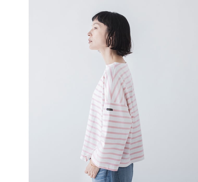 ボーダーTシャツ(ピンク)着用の上半身寄り横向きカット