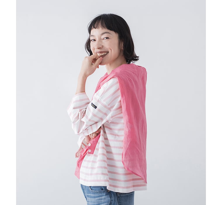 ボーダーTシャツ(ピンク)着用しシャツを肩掛けした上半身寄り横向きカット