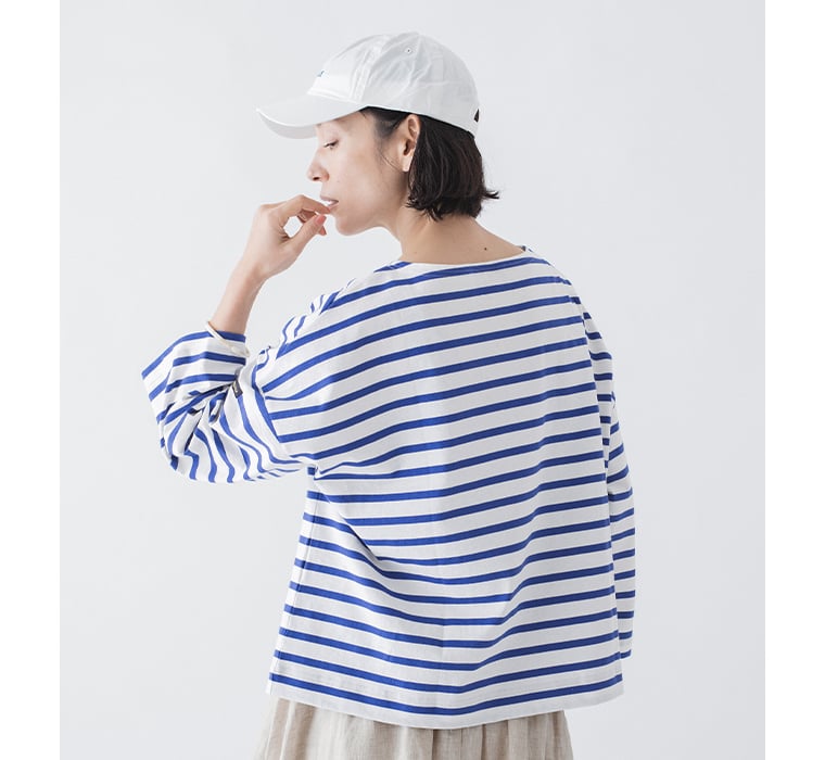 ボーダーTシャツ(ブルー)着用した上半身寄りバックシルエット