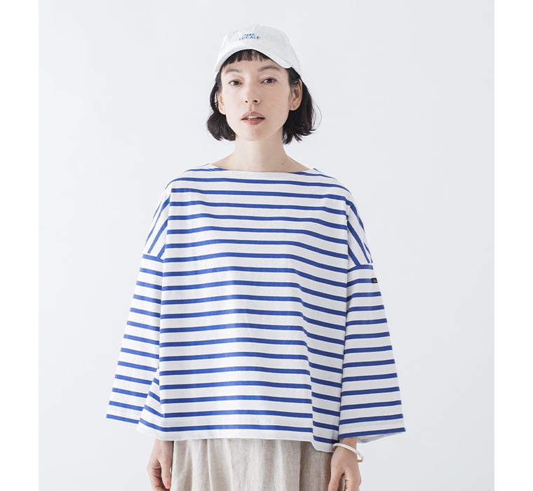 ボーダーTシャツ(ブルー)着用した上半身寄り前カット